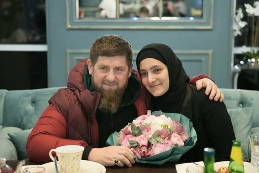 Ramzan Kadyrov en zijn dochter Ajsjat.