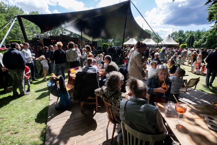 Terwijl de kinderen zich uitleefden bij diverse activiteiten, genoten de ouders op het terras.