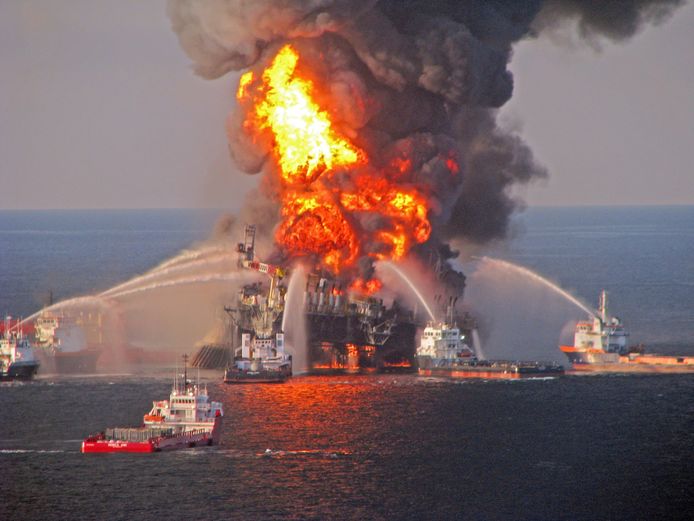 22 april 2010: blusschepen proberen de vlammenzee te bedwingen.