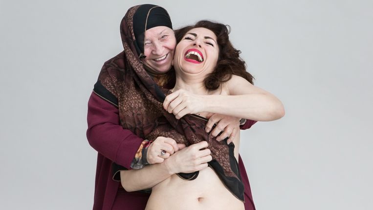 Nazmiye Oral (45) en haar moeder Havva Oral (67). Beeld Cigdem Yuksel