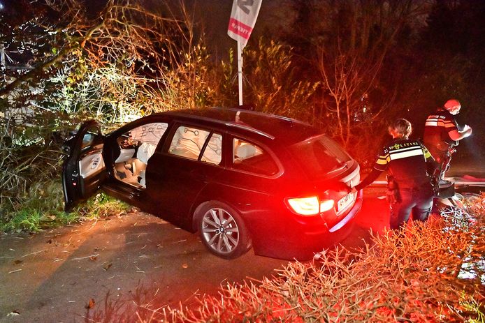 Een auto in Veldhoven schoot zondagavond uit de bocht en belandde na een botsing met een betonnen paal in de struiken.