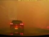 Auto botst bijna tegen voorligger bij natuurbrand in Canada