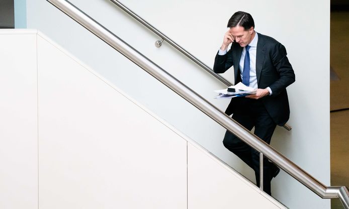 Premier Rutte in de wandelgangen tijdens het Tweede Kamerdebat over de ontwikkelingen rond het coronavirus.