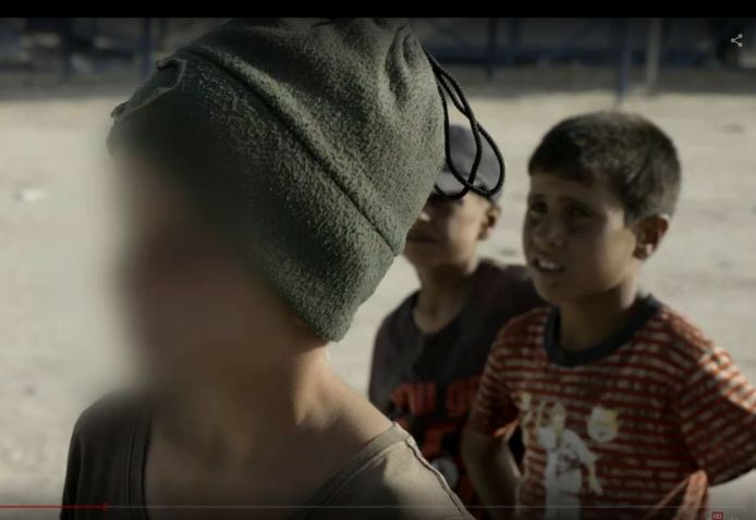 Beeld uit een documentaire die Sinan Can maakte in Syrië. Het gezicht van Yassin is onherkenbaar gemaakt.