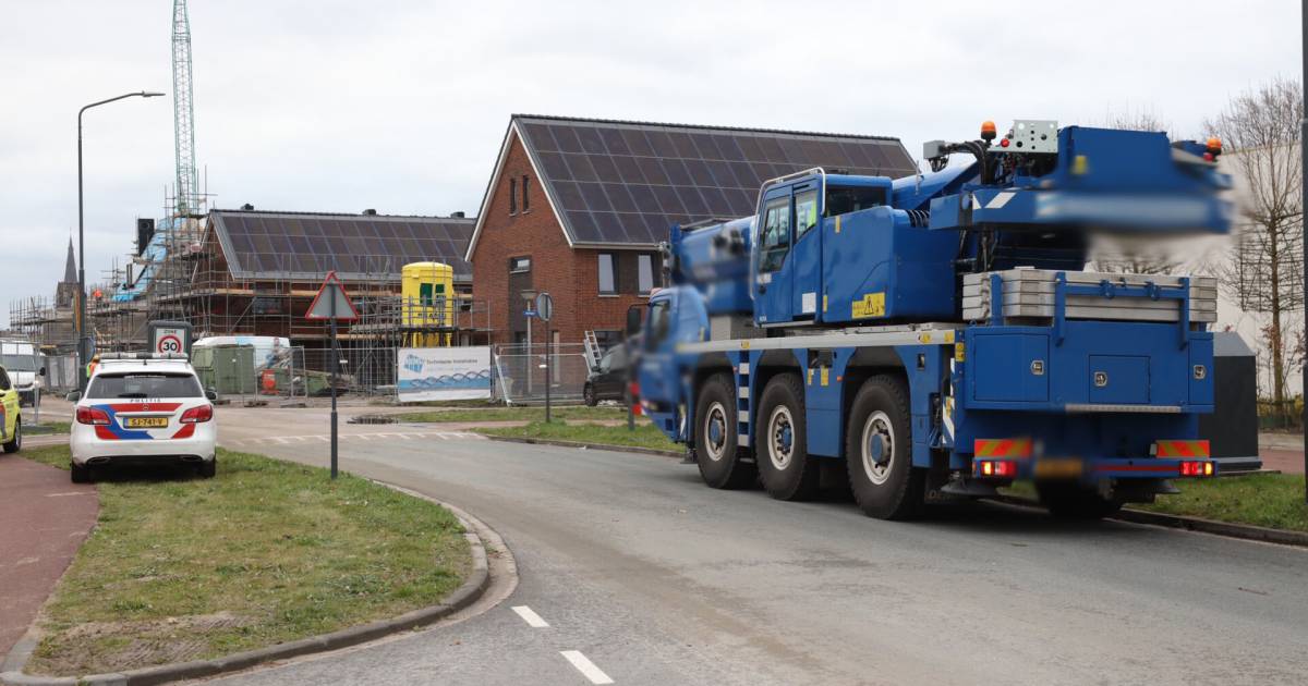 Kraanmachinist zwaargewond na aanrijding door vrachtwagen in Best.
