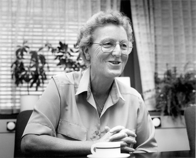 Tiny Plooijer (1929-2019): de persvrouw van Albert Heijn die altijd antwoord gaf - Volkskrant