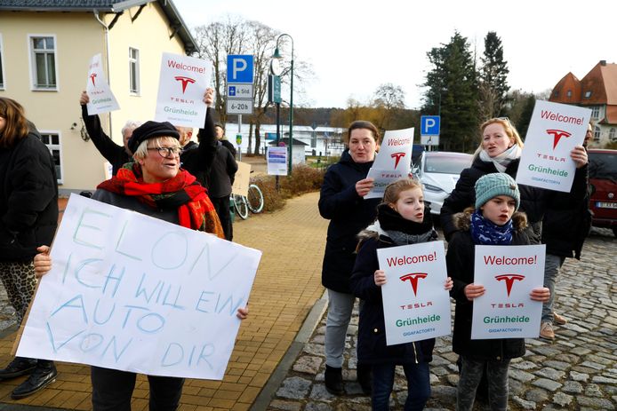 Deze mensen verwelkomen de Tesla-site.