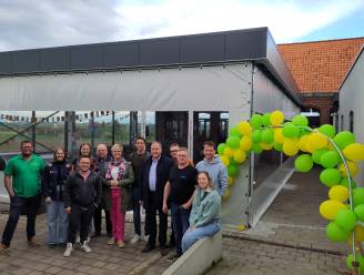 Overkapping OC d’Hoge Schole in Abele feestelijk geopend: “Met tentzeilen kan geheel worden afgesloten” 