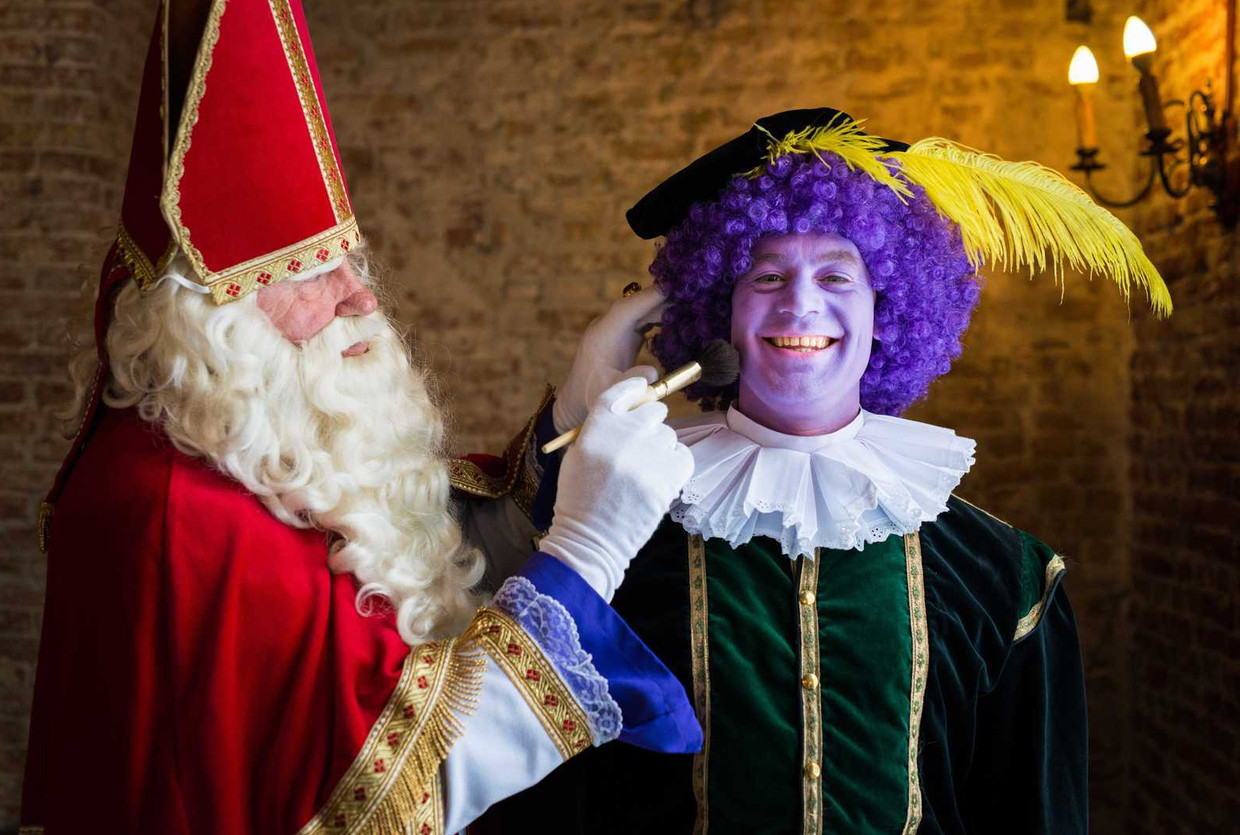 Sinterklaas met een make-up kwast bij Kleurenpiet. Beeld anp