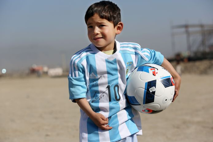 Murtaza ontving een gesigneerd shirt en bal van Messi.