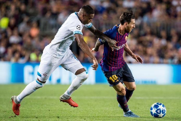 Pablo Rosario in duel met Lionel Messi.