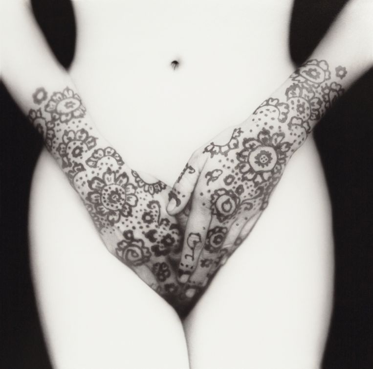 Op hoogtijdagen beschilderen vrouwen in de Arabische wereld hun handen met henna. Desiree Dolron (1963) maakte deze foto in 1991 in Soedan, nadat ze verhalen over vrouwenbesnijdenis had gehoord. Ze verbeeldt schaamte en zelfbescherming. Beeld Desiree Dolron, collectie kunstenaar, Courtesy Grimm Gallery, Amsterdam 