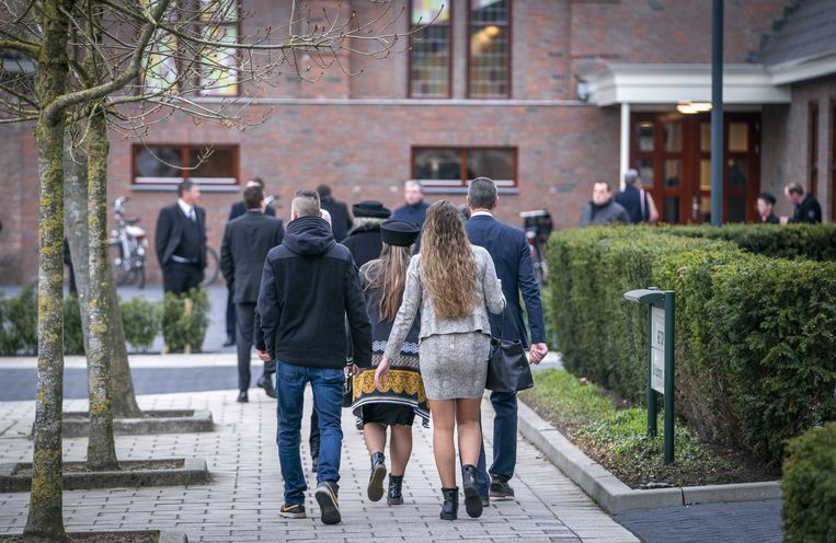 Kerkgangers op Urk op weg naar de kerkdienst op Goede Vrijdag. Beeld ANP