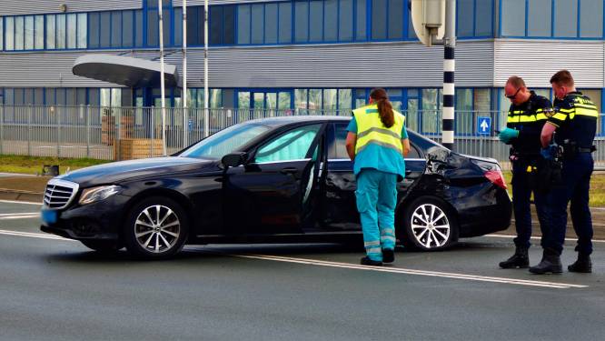 Taxichauffeur raakt gewond bij botsing met vrachtwagen in Oss