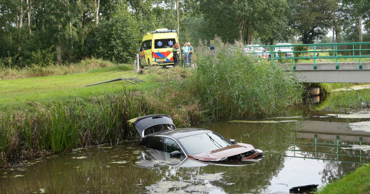 Hulpdiensten uitgerukt voor voertuig te water op Wold Aaweg in Ruinen