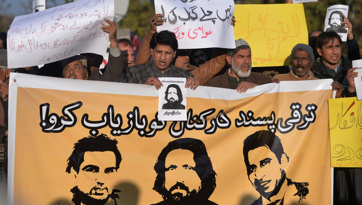 Pakistaanse mensenrechtenactivisten dragen een spandoek met fotos van de vier verdwenen bloggers, tijdens een demonstratie woensdag in de hoofdstad Islamabad Beeld afp