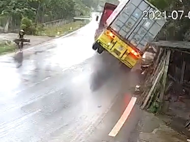 Te snel op nat wegdek: vrachtwagen kantelt spectaculair