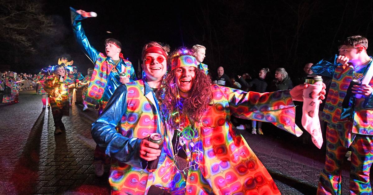 Donker Buurse trekt duizenden naar verlichte optocht: ‘Op naar de volgende’ | Carnaval in Twente 202