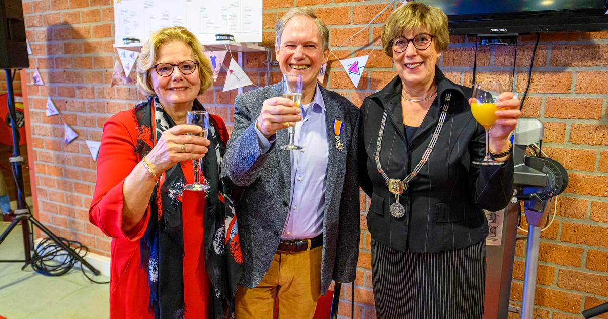 Dick van Zuilichem geridderd op laatste werkdag als gespecialiseerd