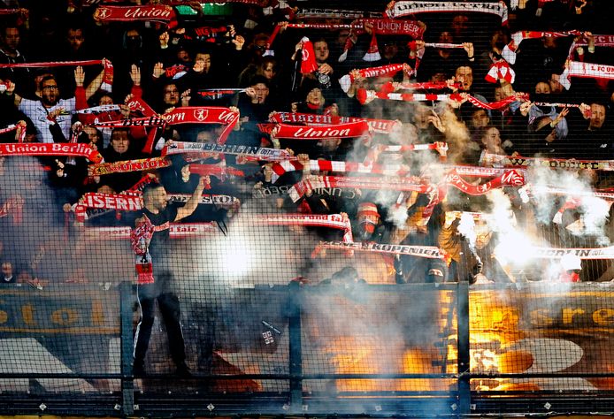 De fans van Union Berlin in het uitvak in de Kuip.
