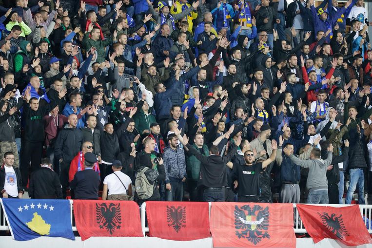 Kosovaarse fans met vlaggen van Kosovo en Albanië. Beeld epa