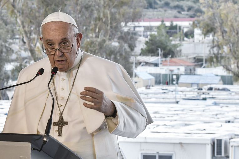 Paus Franciscus zondagmiddag tijdens een speech na het bezoek aan het vluchtelingencentrum op Lesbos, in Mytilene.  Beeld AFP
