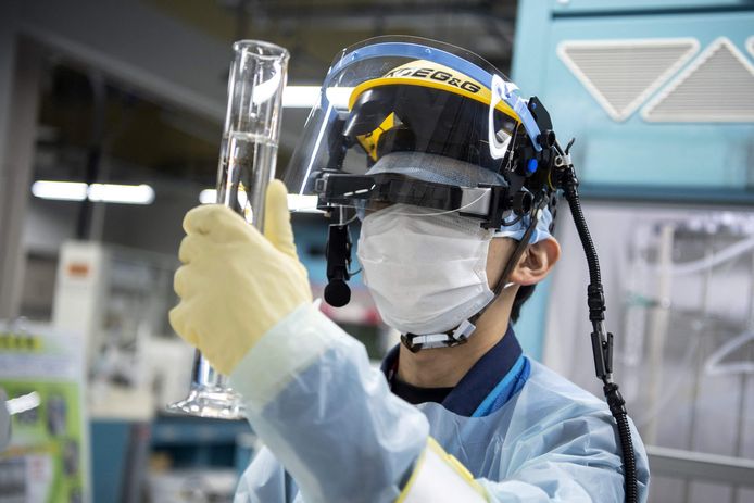 Een werknemer van de Tokyo Electric Power Company (TEPCO) controleert een staal op de aanwezigheid van het radioactieve tritium.