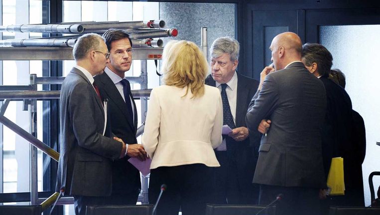 Premier Mark Rutte overlegt tijdens de schorsing van het debat over de vliegtuigramp Beeld anp