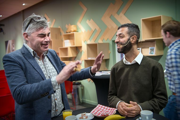 Rob Oudkerk (links) in Groningen met Tofik Dibi van GroenLinks na de Tweede Kamerverkiezingen van maart 2017. Beeld HH