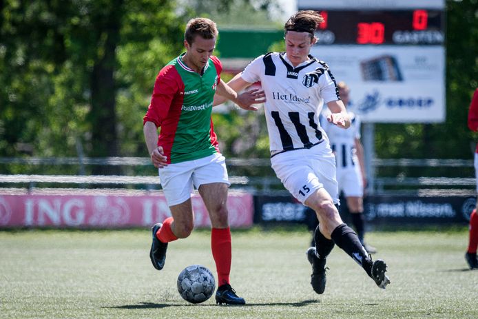 NEO-speler Jochem Stam (rechts) probeert zijn tegenstander af te stoppen.