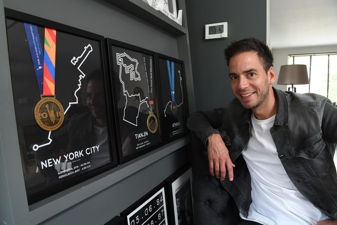 Bart Merkelbach verloor zijn vader aan kanker. Voor het goede doel gaat hij daarom twee marathons lopen, een in de woestijn in Jordanië, eentje op het ijs in Groenland.