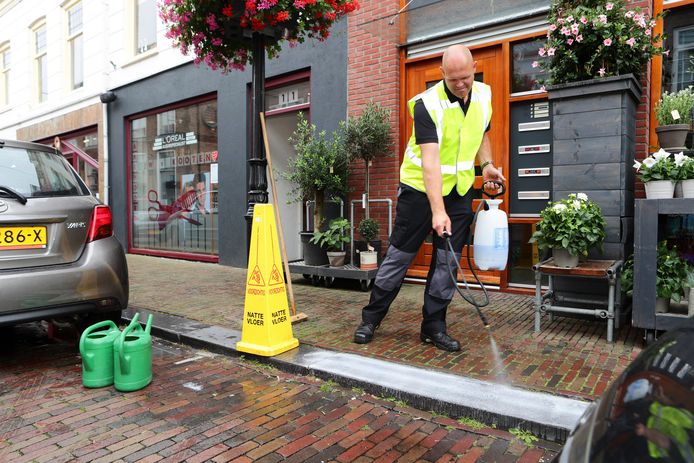 In de Kerkstraat worden de laatste stoepranden voorzien van een coating die valpartijen moet voorkomen.