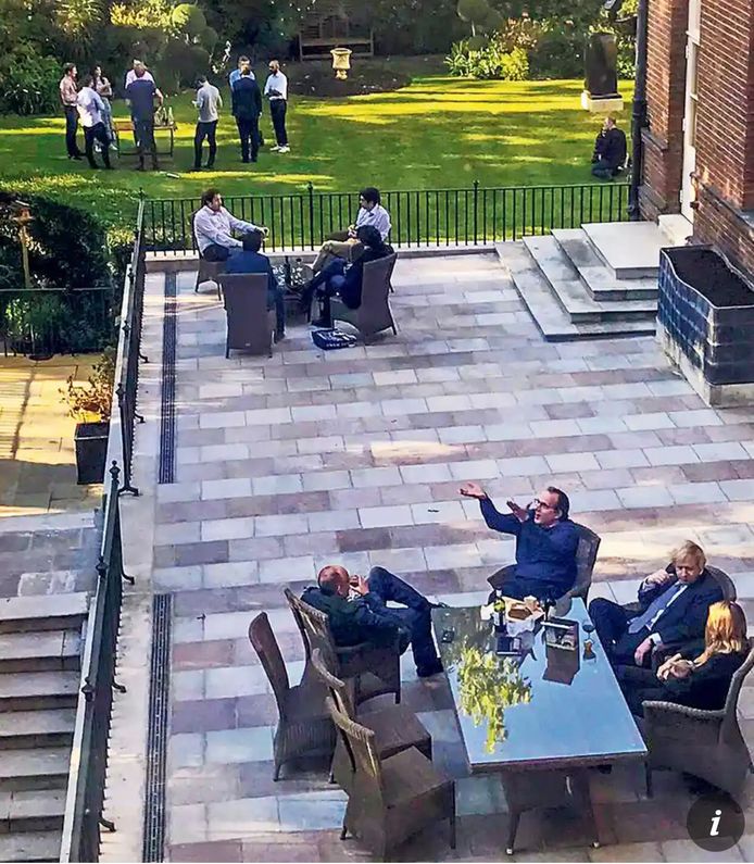 Deze beelden zorgden voor veel opspraak in het Verenigd Koninkrijk. Rechtsonderin zie je premier Boris Johnson met collega's bij een tuinfeest in zijn ambtswoning, terwijl dat volgens de toen geldende coronaregels niet mocht.
