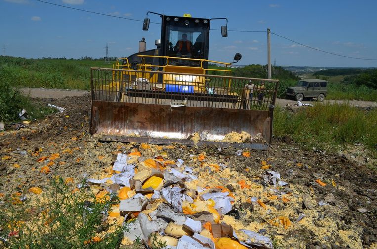 Augustus 2015: geïmporteerde kaas wordt vernietigd door een bulldozer. Beeld epa