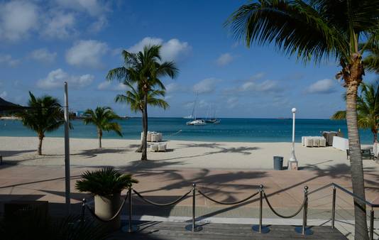 Op het strand van Holland House Beach Hotel is het nog leeg. Het openbare leven komt weer langzaam op gang in Sint-Maarten.