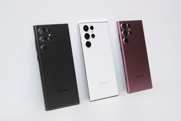 De Samsung Galaxy S22 Ultra-smartphones in 'Phantom Black', 'Phantom White' en 'Burgundy'.