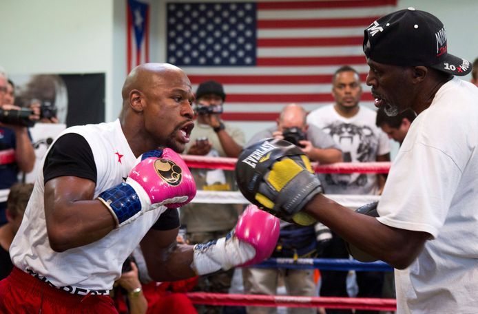 Roger Mayweather (rechts) aan het sparren met Floyd in 2014.