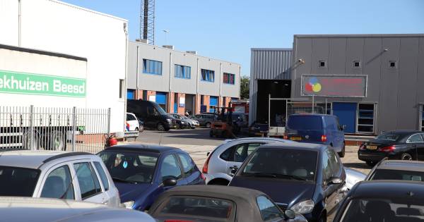 Kleine dorpjes worden groot: Beesd bijvoorbeeld in @westbetuwe: Aanhouding bij bedrijfspand in Beesd, politie nog bezig met onderzoek .