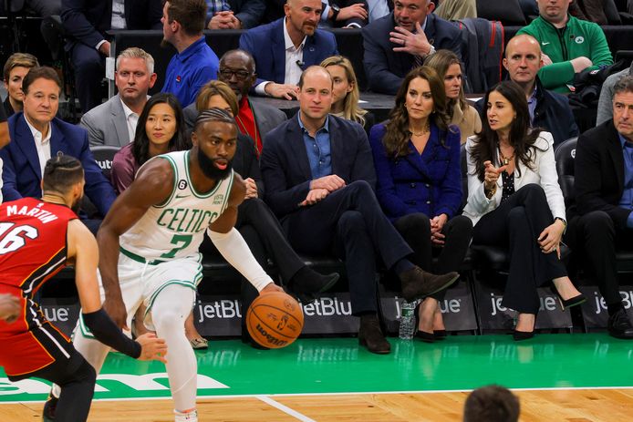 Prins William en Kate op de tribunes bij de Boston Celtics.