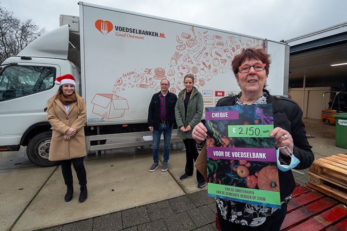Corry Damen van de voedselbank is heel blij met de cheque van het gemeentepersoneel in Bergen op Zoom. Een doel heeft ze er ook al voor: een nieuwe vrachtwagen.