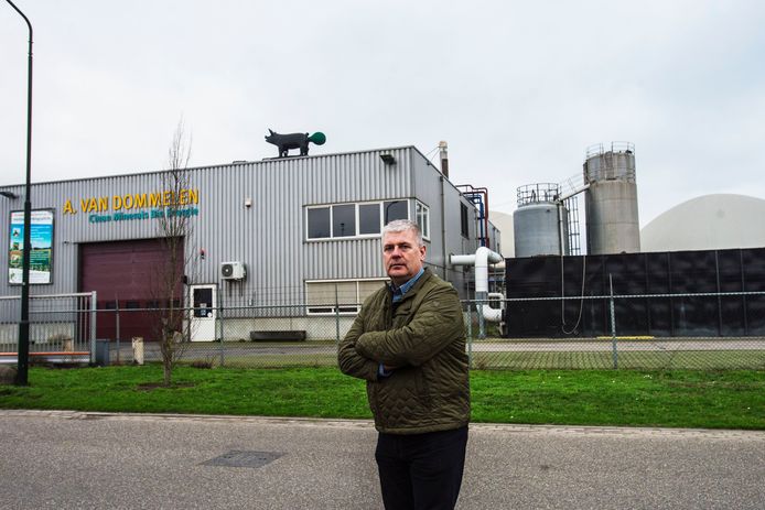 Ad van Dommelen voor het mesttransportbedrijf dat hij in 1995 oprichtte. Daarnaast ligt de biogasinstallatie van Clean Minerals Bio Energy, waarmee Van Dommelen in 2007 begon.