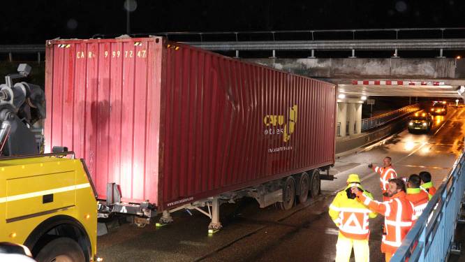 Weg weer vrij nadat opnieuw truck klem zat onder berucht viaduct Waalwijk, ook twee ongelukken op A59 even verderop