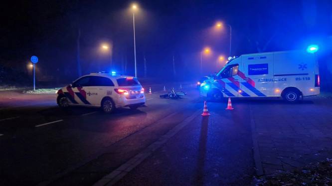 Auto en brommerrijder botsen op Noord Esmarkerrondweg in Enschede, weg deels dicht