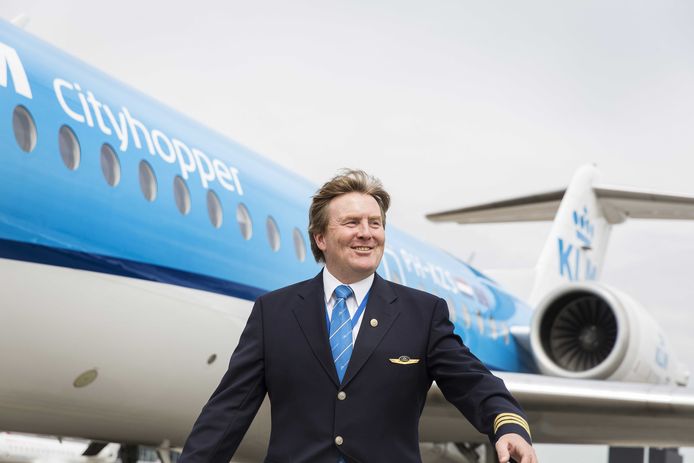 Koning Willem-Alexander in 2017 toen hij twee keer per maand anoniem als piloot van de KLM Cityhopper actief was.