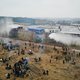 Leger Polen zet waterkanon en traangas in tegen migranten