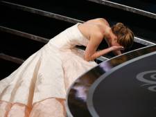 Jennifer Lawrence tombe sur scène en allant chercher son Oscar