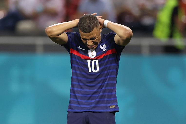  Kylian Mbappé realiseert zich dat door zijn strafschopmisser Frankrijk is uitgeschakeld op het EK. Beeld AP