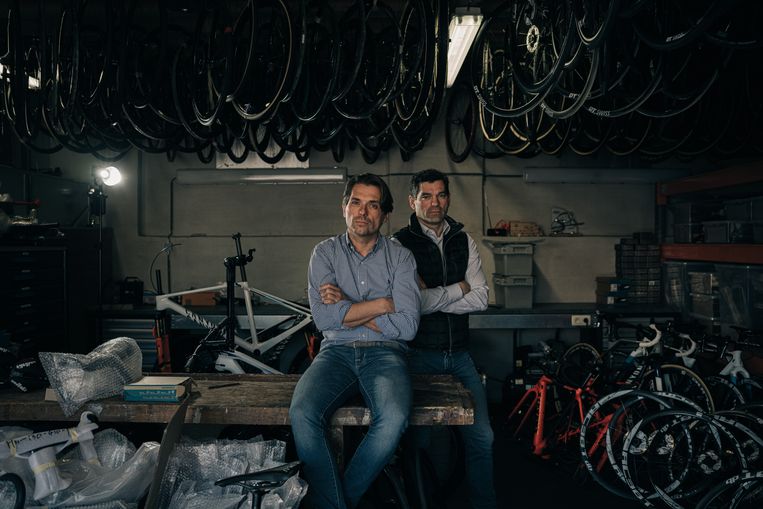 Christoph (l) en Philip Roodhooft, de mannen achter wielerwonder Mathieu van der Poel: ‘De meeste renners presteren  bij ons beter dan anderen van hen hadden verwacht’. Beeld Wouter Van Vooren