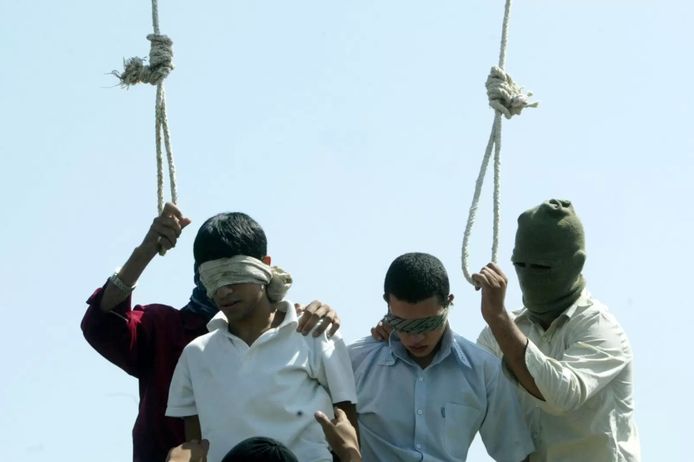 Op 19 juli 2005 werden de homoseksuele 16-jarige Mahmoud Asgari (links) en de 18-jarige Ayaz Marhoni publiekelijk opgehangen in de Iraanse stad Mashad. Een rechtbank achtte hen schuldig aan het seksueel misbruik van een 13-jarige jongen. Volgens hun advocate legden ze de bekentenissen onder folteringen af.  Toenmalig minister van Buitenlandse Zaken Karel De Gucht (Open Vld) noemde de terechtstellingen "barbaars."