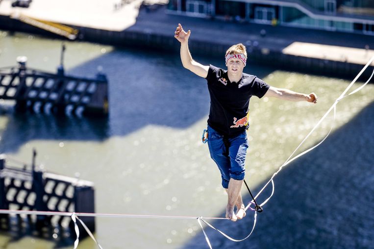 realiteit Slang uitzondering Gewoon de Erasmusbrug oversteken is te makkelijk voor deze stuntman